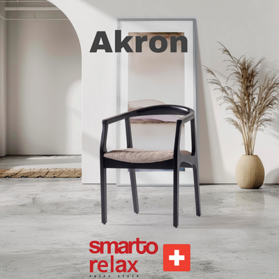 “Akron sandalye yan görünüm – ergonomik sırt desteği ve şık metal ayaklarla dengeli tasarım”