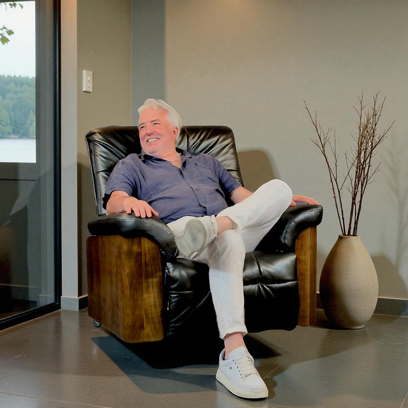 “Akıllı TV Koltuğu – Konforun Yeni Standardı؛ siah deri, ahşap yan panelli, gün ışığında konforlu oturum – Smarto Relax.”