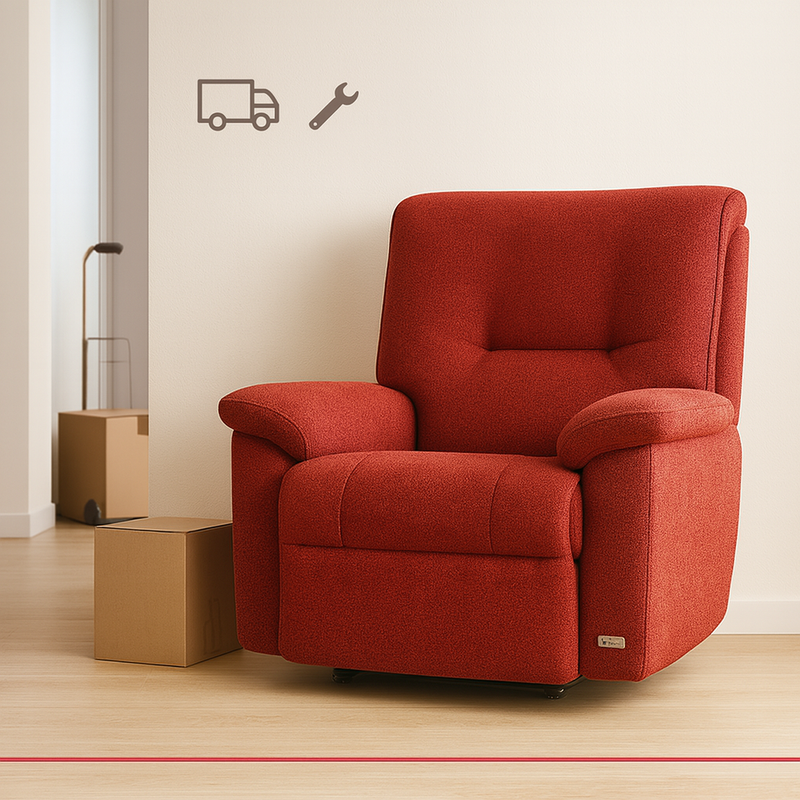 Ücretsiz teslimat ve kurulum – Smarto Relax kırmızı kumaş TV koltuğu, giriş alanında; teslimat kutusu ve kurulum ikonlarıyla minimal sahne